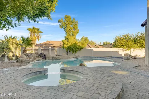 Exterior - 1604 E Sheena Dr, Phoenix, AZ 85022 photo 2 of 5