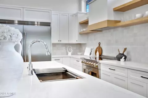Kitchen - 1604 E Sheena Dr, Phoenix, AZ 85022 photo 8 of 11