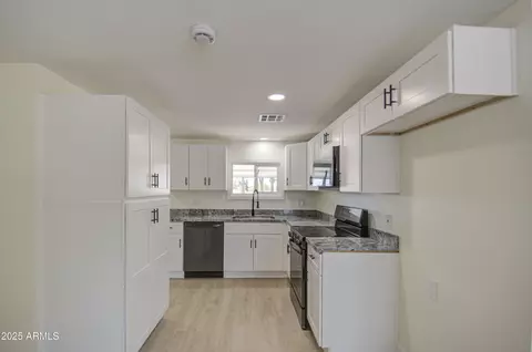 Kitchen - 2657 W Superstition Blvd, Apache Junction, AZ 85120 photo 3 of 3