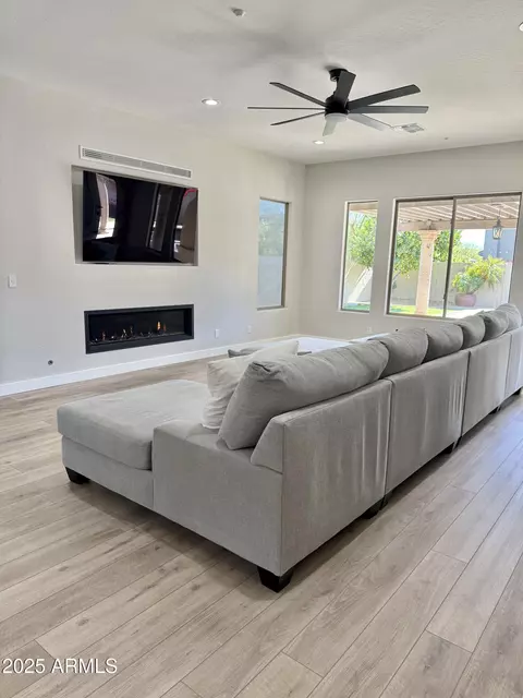3957 Expedition Way, Phoenix, AZ 85050 photo 14