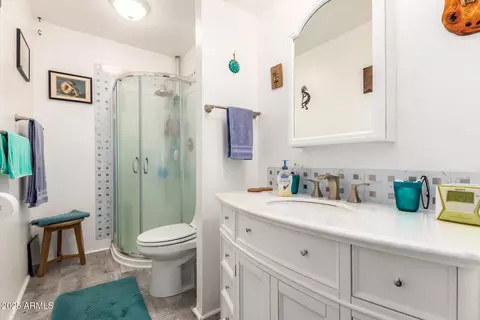 Bath - 10461 W Devonshire Ave, Phoenix, AZ 85037 photo 1 of 1