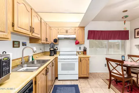 Kitchen - 10461 W Devonshire Ave, Phoenix, AZ 85037 photo 2 of 3