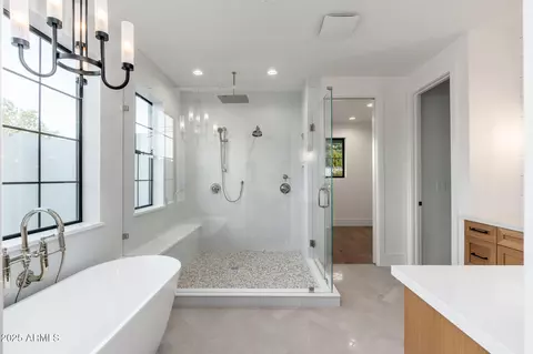 Bath - 3427 E Campbell Ave, Phoenix, AZ 85018 photo 2 of 11