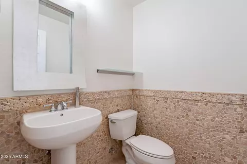 Bath - 3982 E Sandpiper Dr, Phoenix, AZ 85050 photo 1 of 4