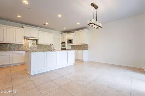 Kitchen - 3982 E Sandpiper Dr, Phoenix, AZ 85050 photo 2 of 3