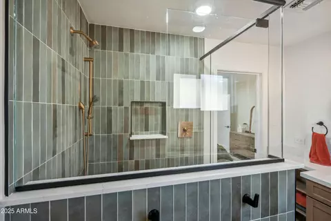 Bath - 1632 E Maryland Ave, Phoenix, AZ 85016 photo 2 of 5