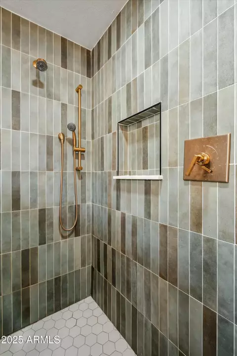 Bath - 1632 E Maryland Ave, Phoenix, AZ 85016 photo 3 of 5