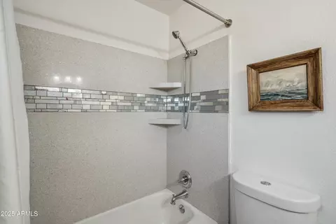 Bath - 1632 E Maryland Ave, Phoenix, AZ 85016 photo 4 of 5