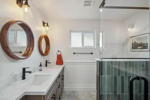 Bath - 1632 E Maryland Ave, Phoenix, AZ 85016 photo 1 of 5