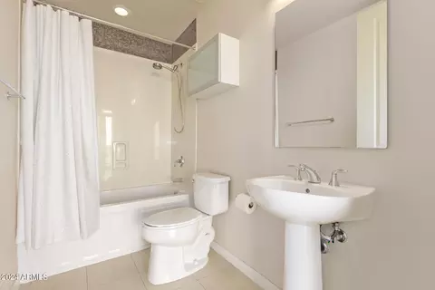 Bath - 1 E Lexington Ave #908, Phoenix, AZ 85012 photo 3 of 4