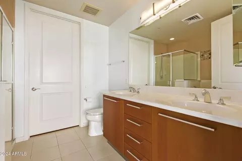 Bath - 1 E Lexington Ave #908, Phoenix, AZ 85012 photo 1 of 4