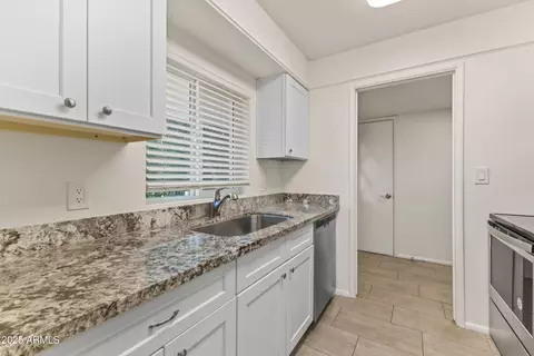 Kitchen - 6547 N 3rd Ave, Phoenix, AZ 85013 photo 4 of 4
