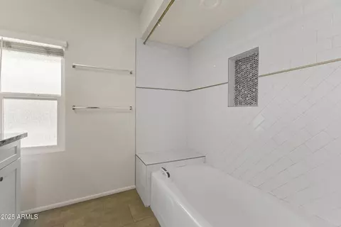 Bath - 6547 N 3rd Ave, Phoenix, AZ 85013 photo 3 of 5