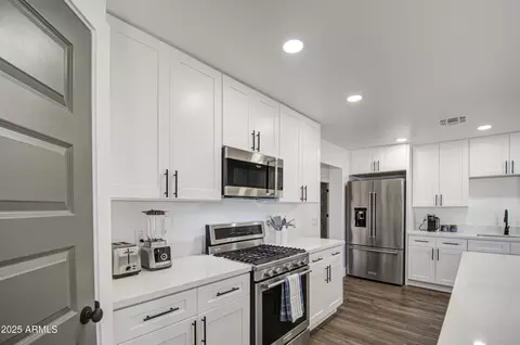Kitchen - 3530 W Marlette Ave, Phoenix, AZ 85019 photo 6 of 7