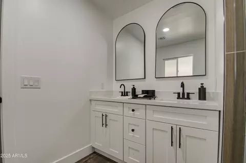 Bath - 3530 W Marlette Ave, Phoenix, AZ 85019 photo 3 of 8