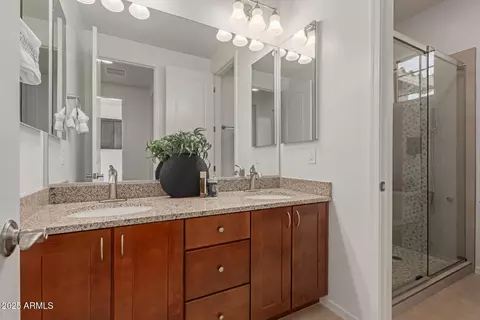 Bath - 3617 E Half Hitch Pl, Phoenix, AZ 85050 photo 4 of 6