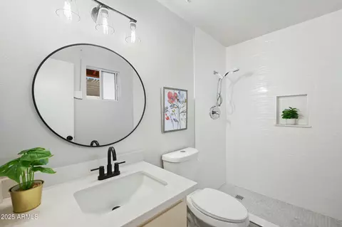 Bath - 1825 W Seldon Way, Phoenix, AZ 85021 photo 2 of 2