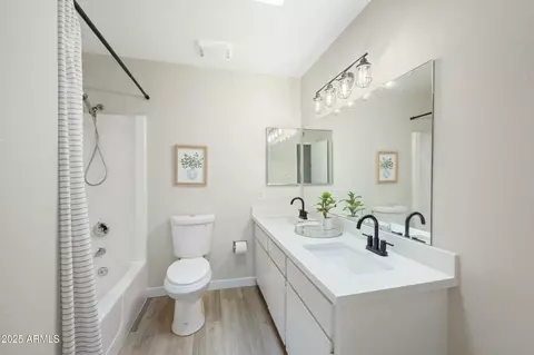 Bath - 1825 W Seldon Way, Phoenix, AZ 85021 photo 1 of 2