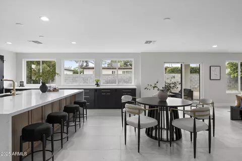 Dining - 4059 E Cholla St, Phoenix, AZ 85028 photo 3 of 7