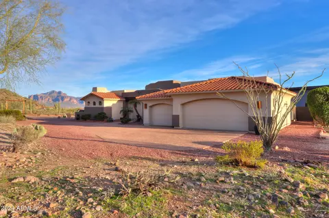 Exterior - 2728 N Meridian Rd, Apache Junction, AZ 85120 photo 3 of 27
