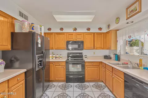 Kitchen - 2817 W Marshall Ave, Phoenix, AZ 85017 photo 2 of 2