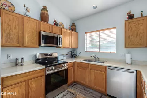 Kitchen - 4202 S 76th Ln, Phoenix, AZ 85043 photo 3 of 4