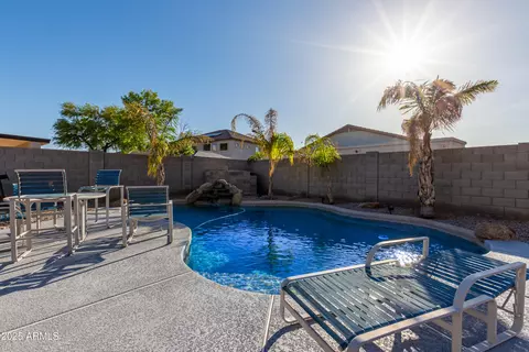 Exterior - 4202 S 76th Ln, Phoenix, AZ 85043 photo 4 of 5