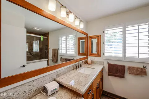 Bath - 5306 N 20th St, Phoenix, AZ 85016 photo 5 of 8