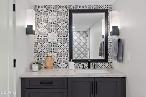Bath - 2430 E Palo Verde Dr, Phoenix, AZ 85016 photo 5 of 6