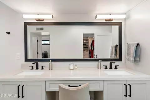 Bath - 2430 E Palo Verde Dr, Phoenix, AZ 85016 photo 2 of 6