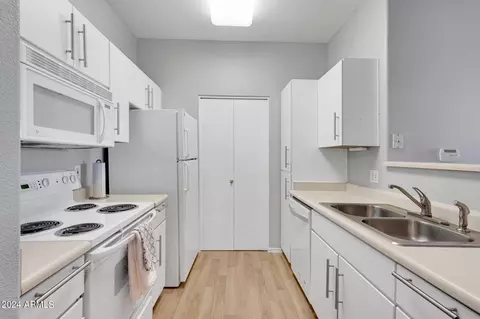 Kitchen - 3302 N 7th St #366, Phoenix, AZ 85014 photo 1 of 2