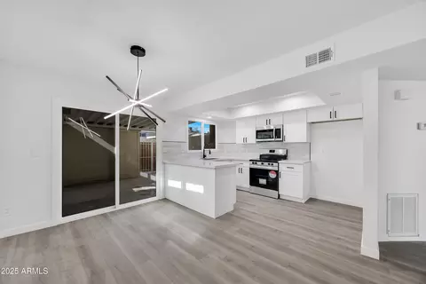 1387 N 44th St, Phoenix, AZ 85008