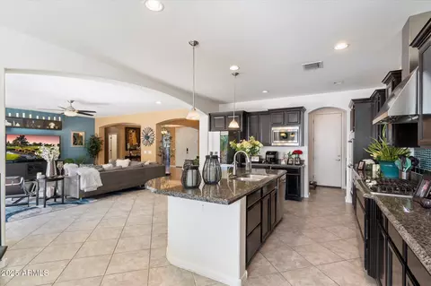 Kitchen - 2901 E Iris Dr, Chandler, AZ 85286 photo 4 of 4