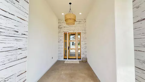 Entry Way - 4201 N 18th Pl, Phoenix, AZ 85016 photo 2 of 10