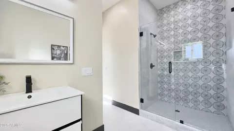 Bath - 4201 N 18th Pl, Phoenix, AZ 85016 photo 1 of 10