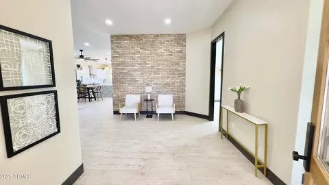 Entry Way - 4201 N 18th Pl, Phoenix, AZ 85016 photo 4 of 10