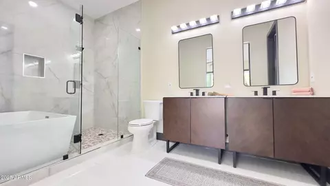 Bath - 4201 N 18th Pl, Phoenix, AZ 85016 photo 6 of 10