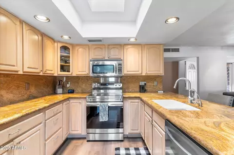Kitchen - 2850 E Cortez St, Phoenix, AZ 85028 photo 2 of 3