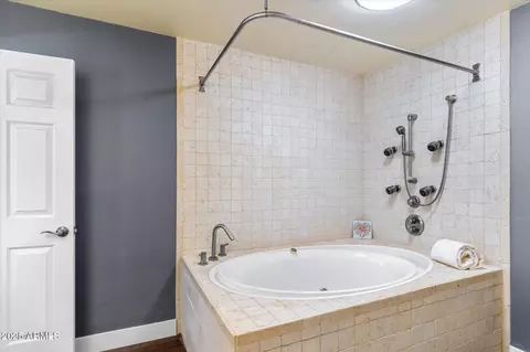 Bath - 2850 E Cortez St, Phoenix, AZ 85028 photo 2 of 6