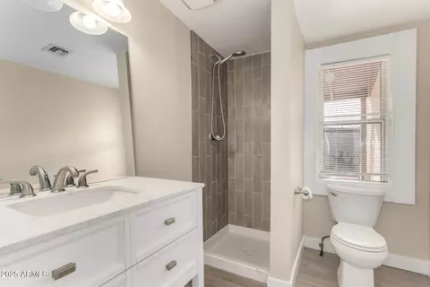 Bath - 1983 E Don Carlos Ave, Tempe, AZ 85281 photo 3 of 3
