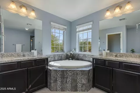 Bath - 852 E Gary Ln, Phoenix, AZ 85042 photo 2 of 3