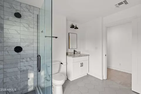 Bath - 4450 N 54th St, Phoenix, AZ 85018 photo 5 of 6