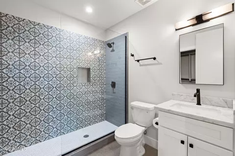 Bath - 4450 N 54th St, Phoenix, AZ 85018 photo 4 of 6