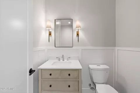 Bath - 4450 N 54th St, Phoenix, AZ 85018 photo 2 of 6