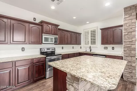 Kitchen - 3883 E Santa Fe Ln, Gilbert, AZ 85297 photo 3 of 4