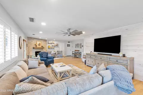 Living - 402 W Augusta Ave, Phoenix, AZ 85021 photo 1 of 2