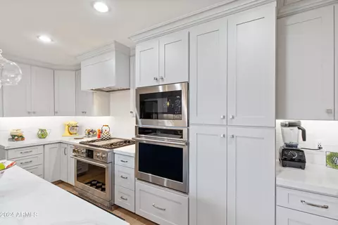 Kitchen - 402 W Augusta Ave, Phoenix, AZ 85021 photo 2 of 6