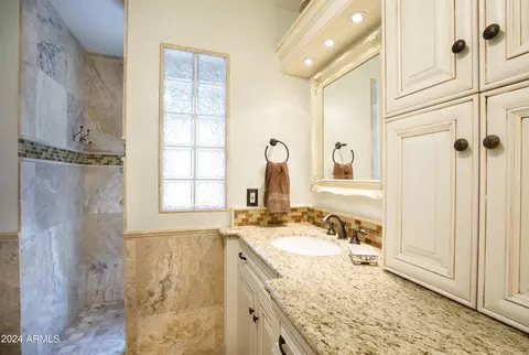 Bath - 402 W Augusta Ave, Phoenix, AZ 85021 photo 2 of 4