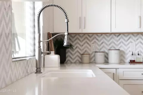 Kitchen - 1410 E Blue Ridge Ct, Phoenix, AZ 85086 photo 5 of 7