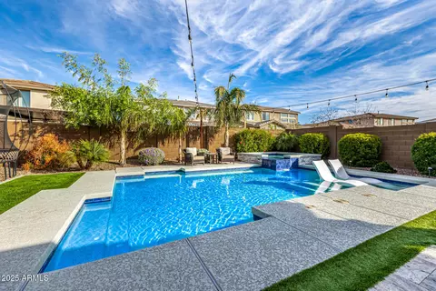 Exterior - 3320 E Tina Dr, Phoenix, AZ 85050 photo 2 of 10